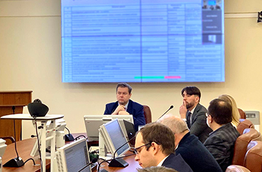 Профессор кафедры Иван Анатольевич Деев на совещании с сотрудниками института