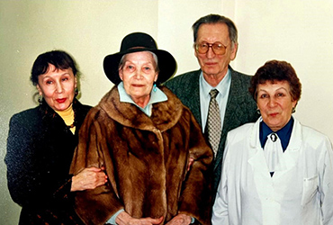 Слева направо: Ассистент Е.А. Карташева, доцент З.Т. Ларина, академик А.П. Нестеров, секретарь кафедры И.Г. Вахрушина
