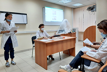 Заведующая кафедрой Е.В. Резник принимает отчет дежурного ординатора в ГКБ № 31