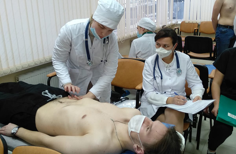Зав. кафедрой Е.В. Резник принимает аттестацию по практическим навыкам у студентов 3 курса
