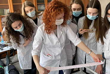Доцент П.А. Могутова демонстрирует технику регистрации ЭКГ