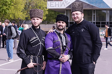 Фестиваль землячеств, на фото представители Ногайского, Азербайджанского и Адыгского землячеств